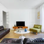 Lumineux Place Du Commerce