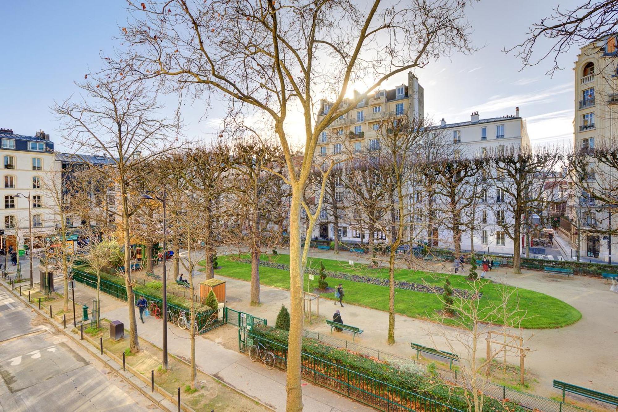 Lumineux Place Du Commerce